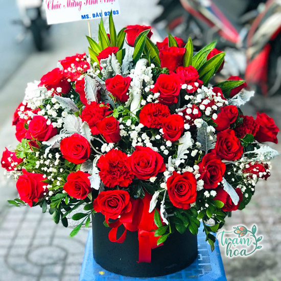Giỏ hoa hồng - loài hoa thích hợp tặng sếp nữ