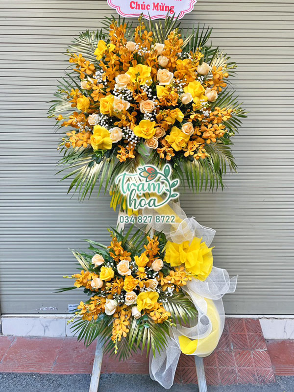 Lẵng hoa màu vàng tượng trưng cho lời chúc thành công trong ngày kỷ niệm thành lập