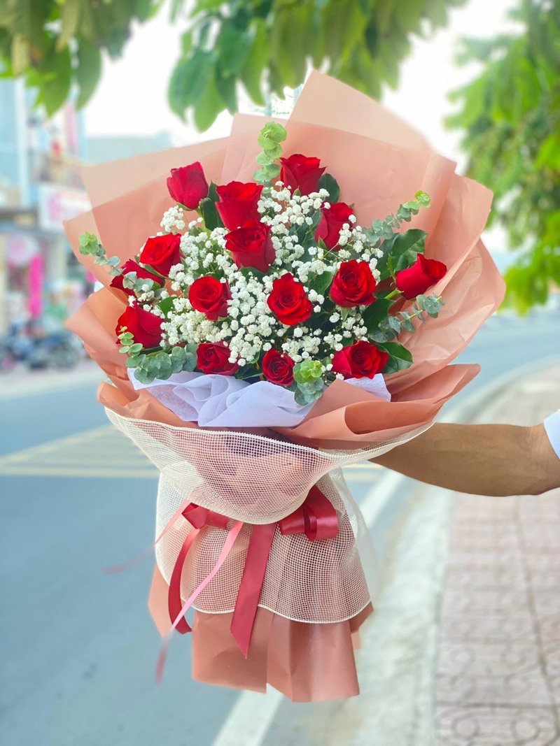bó hoa hồng đỏ gói cam tặng bạn gái