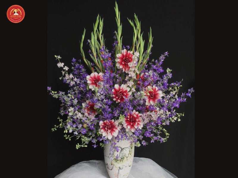 cắm hoa lay ơn và violet