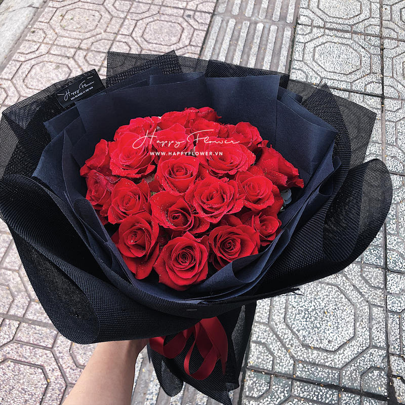 bó hoa hồng đỏ giấy gói đen huyền bí