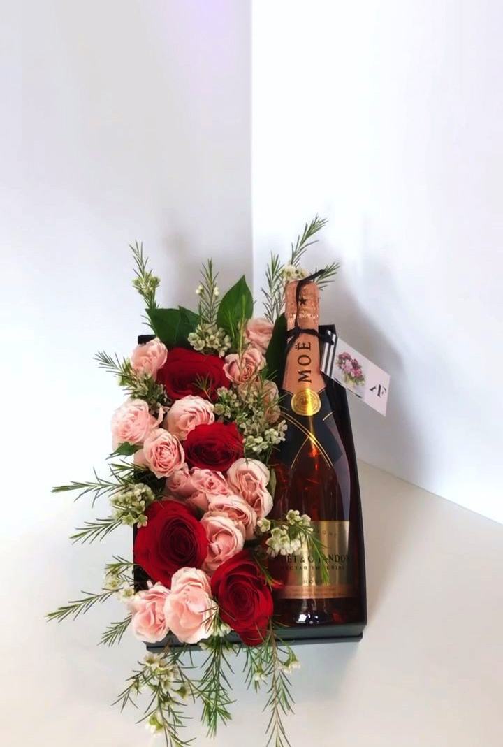 Rượu và hoa sinh nhật