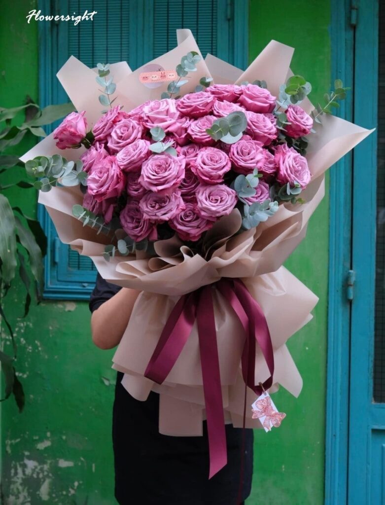 Bó hoa hồng màu tím kiêu hãnh